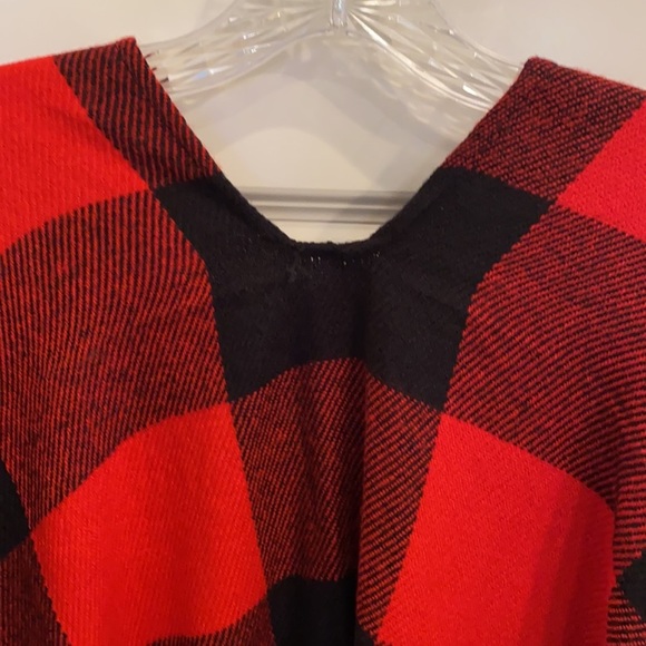 Nwot Fleece Blanket Poncho Cardigan One Size Red Black Buffalo Check Fringe Warm - Picture 5 of 9